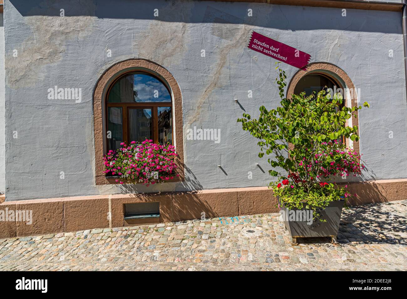 Molti edifici a Staufen sono permanentemente danneggiati da crepe di sollevamento causate da trivellazioni geotermiche. Staufen-Münstertal, Germania Foto Stock
