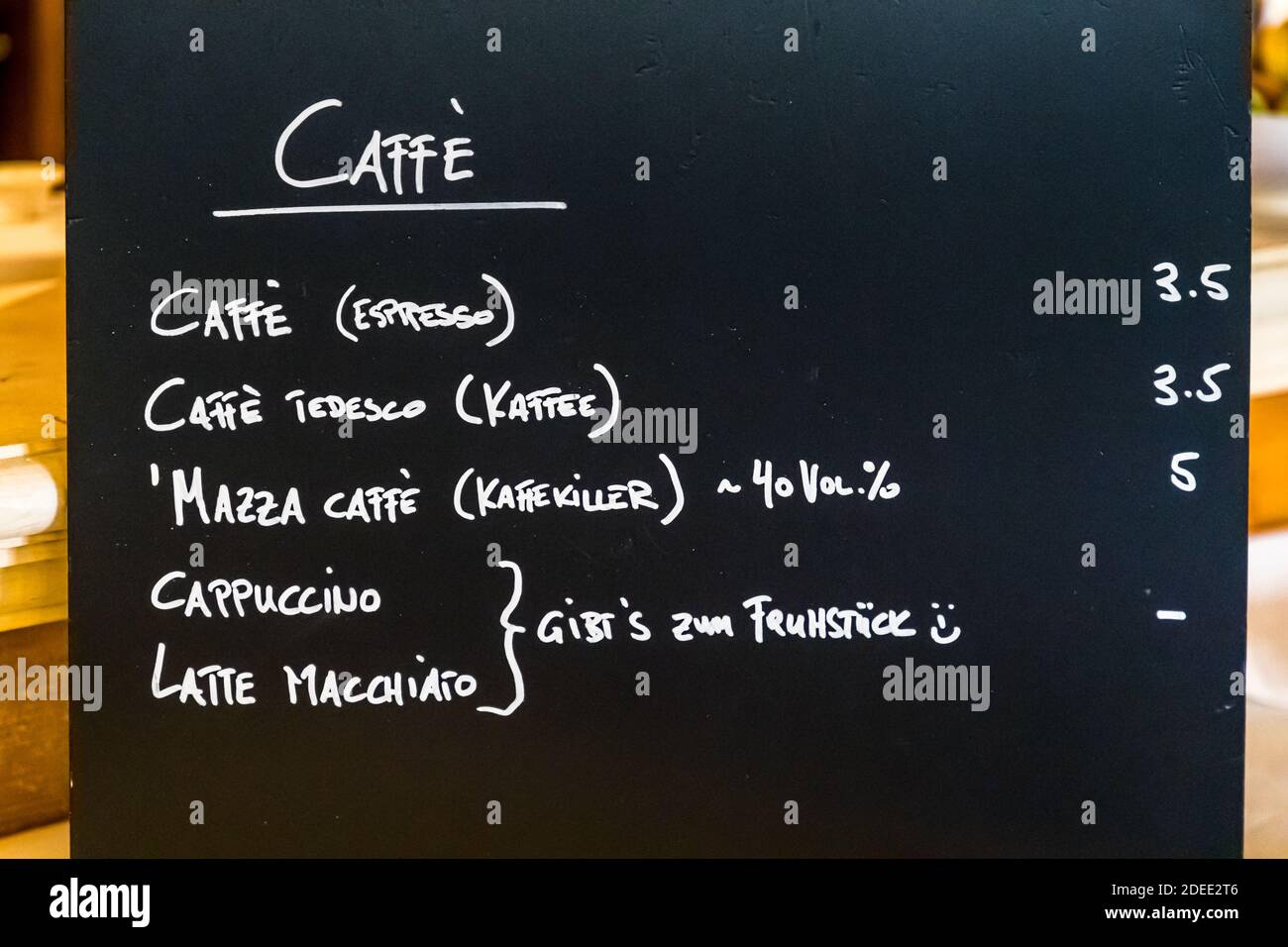 Menu caffè sulla lavagna dell'Hotel Mühle a Binzen, Germania. All'Hotel Mühle, il cappuccino e il latte macchiato sono disponibili solo per la prima colazione. Qualsiasi altra cosa sarebbe profondamente non italiana Foto Stock