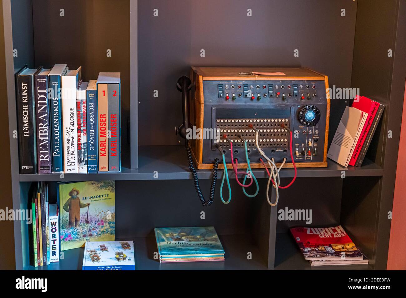 Vecchio sistema telefonico sulla libreria dell'Hotel Florhof a Zurigo, Svizzera Foto Stock