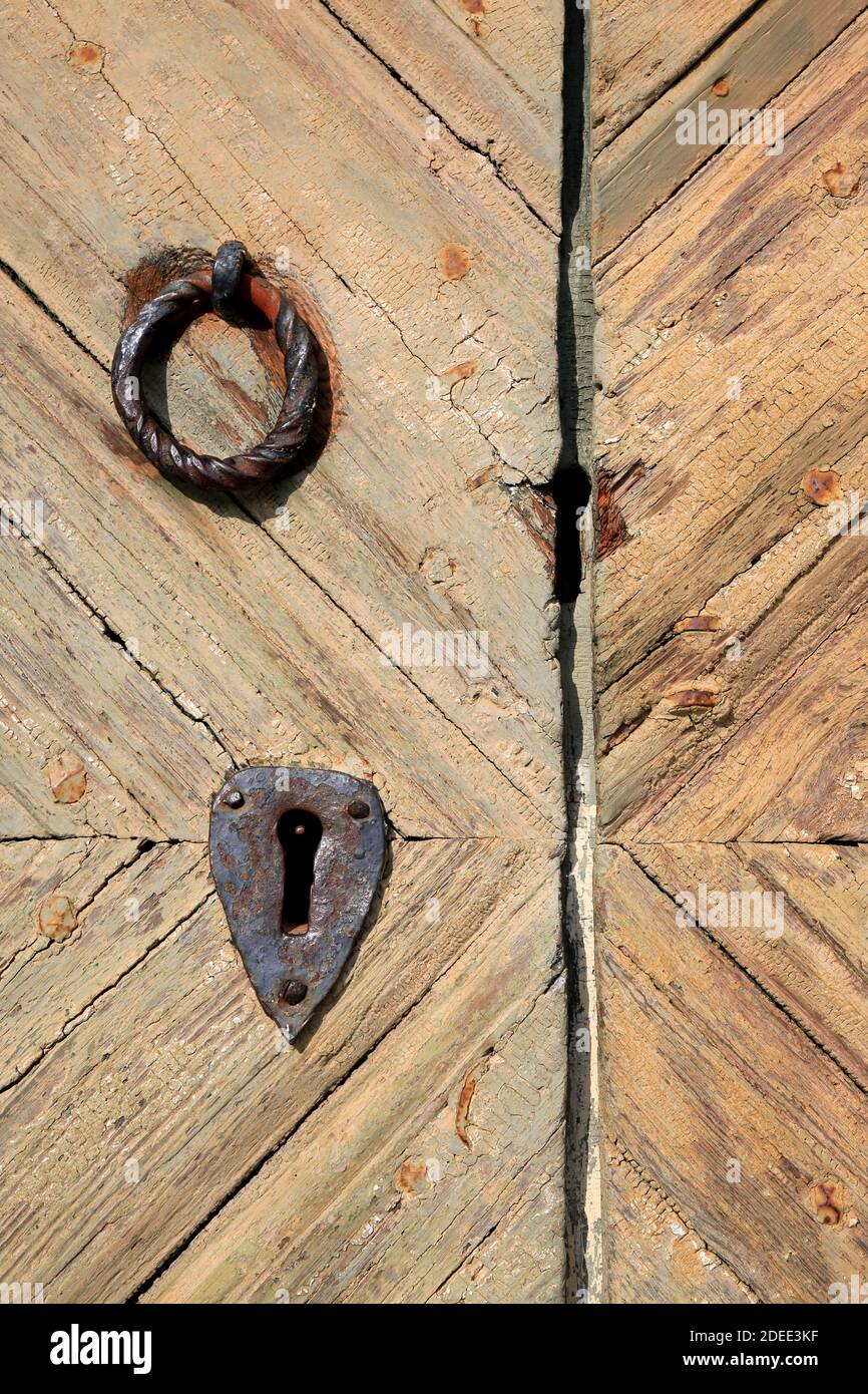 Battente in ferro battuto e tombino sulla vecchia porta di legno della chiesa di Sauvo, Sauvo, Finlandia. Foto Stock