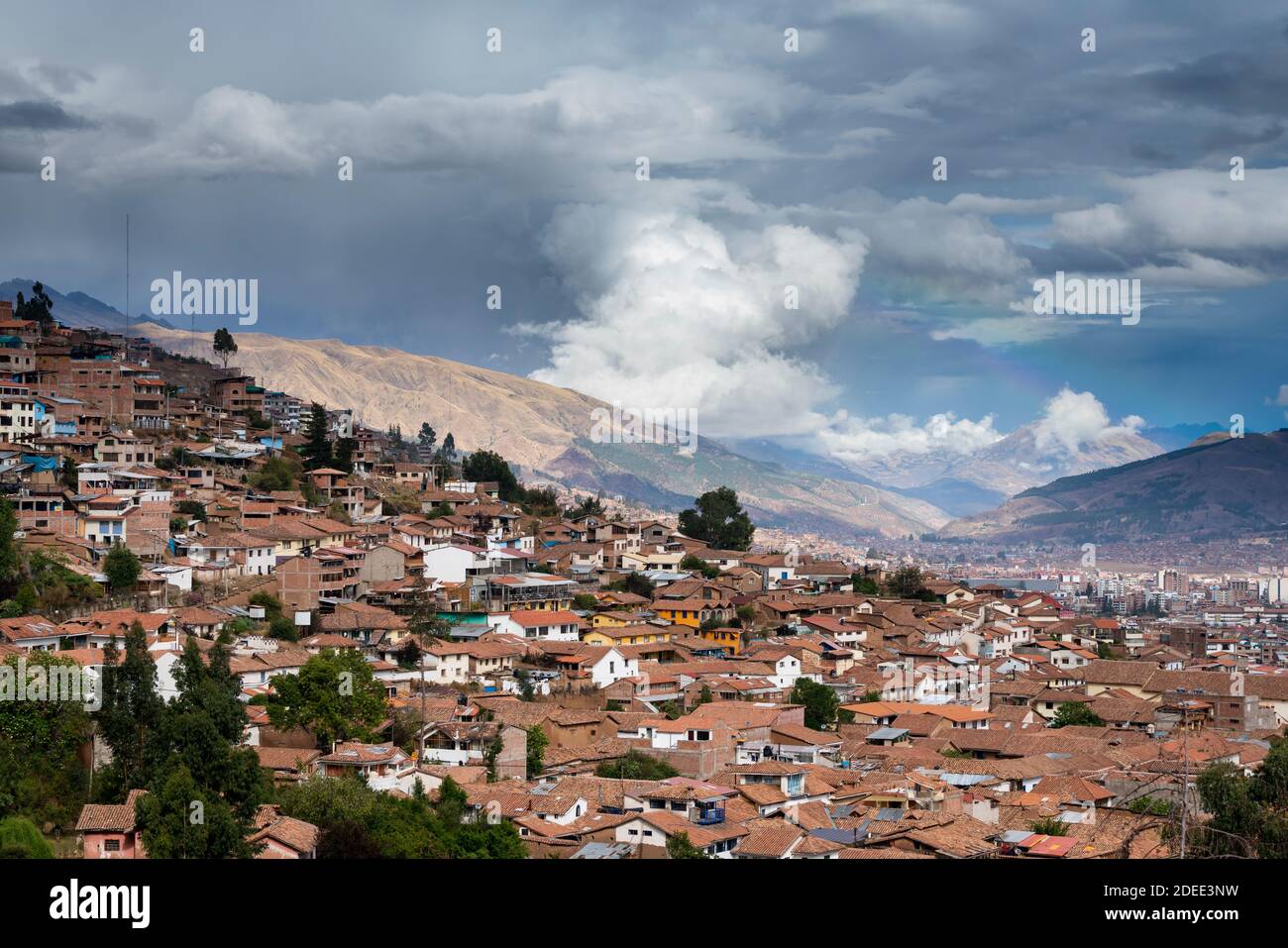 Vista elevata di Cusco dal quartiere di San Blas con le montagne sullo sfondo, Cusco, Perù Foto Stock