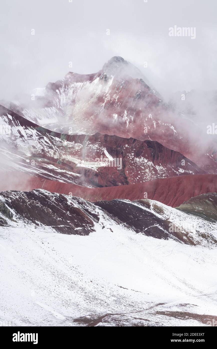 Neve coperta Valle Rossa visto da Rainbow Mountain Trail, Pitumarca, Perù Foto Stock