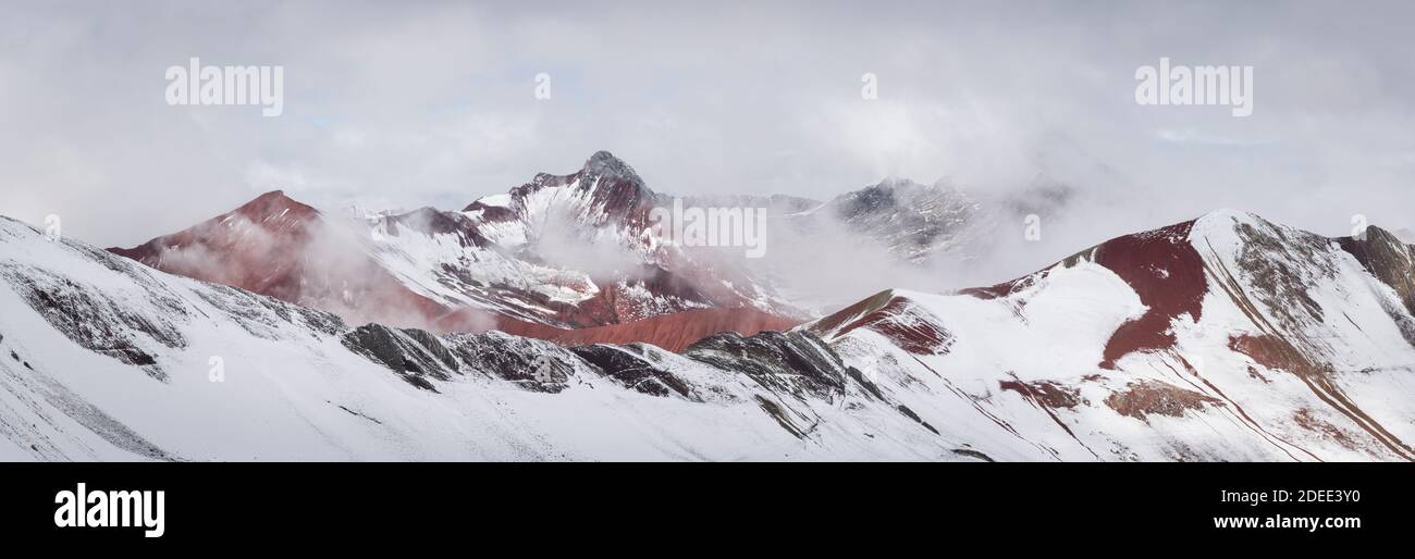 Vista panoramica della Valle Rossa coperta di neve vista dal sentiero Rainbow Mountain, Pitumarca, Perù Foto Stock