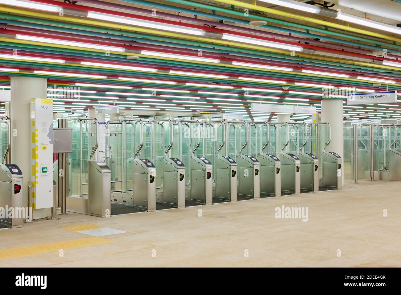 Vuoto nuovo ingresso olandese con i cancelli di una stazione della metropolitana a Rotterdam, Paesi Bassi Foto Stock