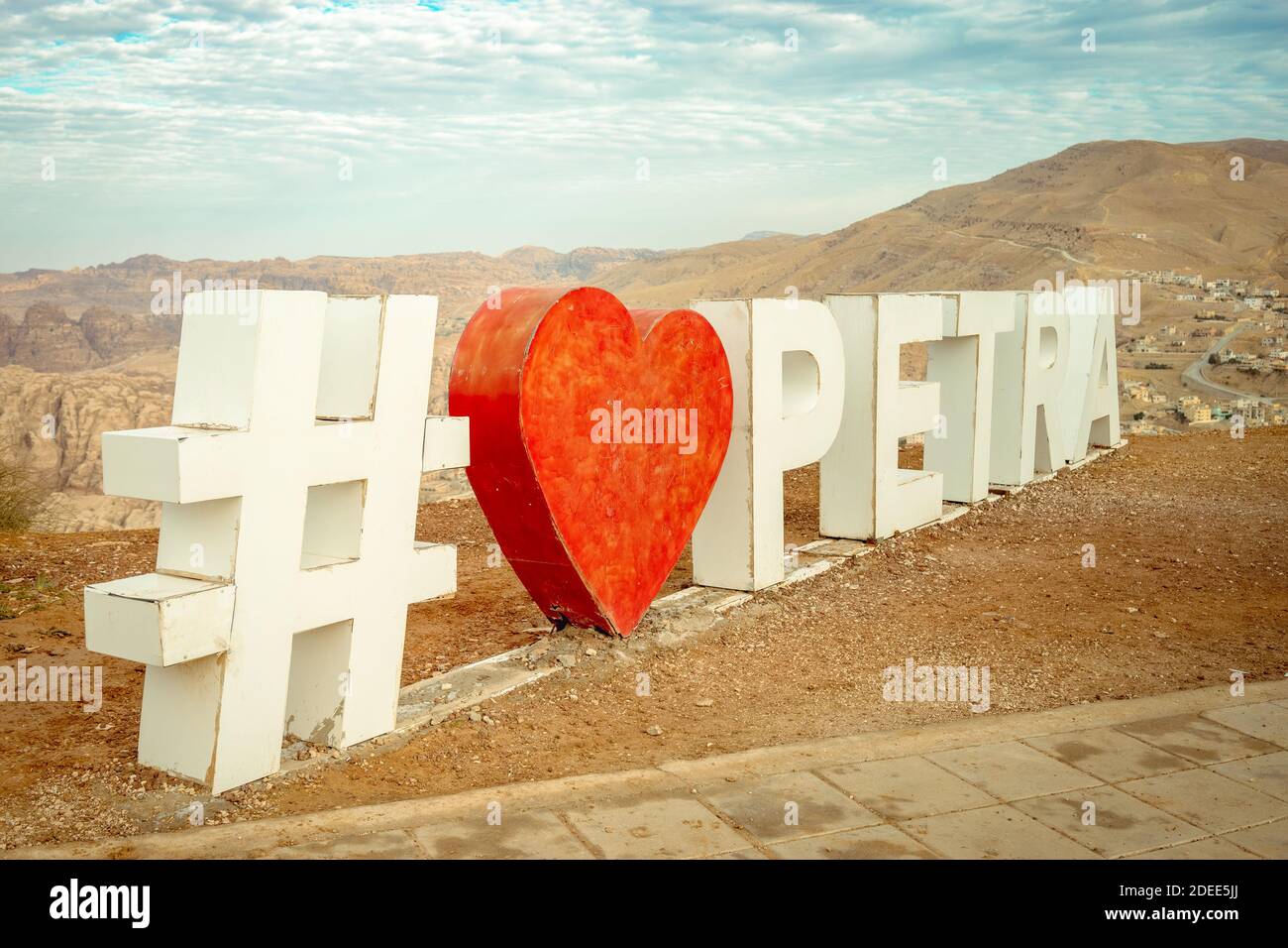 Wadi Musa, Jordan, 13 2020 gennaio: Cartello stradale di Hashtag Instagram a Petra che mostra 'i Love Petra' quando si entra nella città di Wadi Musa Foto Stock