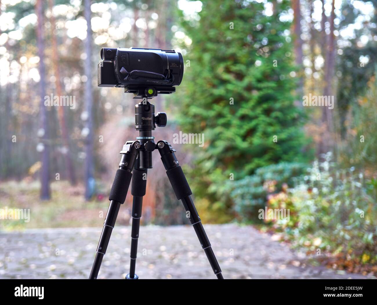 Editoriale illustrativo: Mini treppiede rollei con gambe estese del treppiede e una videocamera a Gifhorn, Germania, 23 novembre 2020 Foto Stock