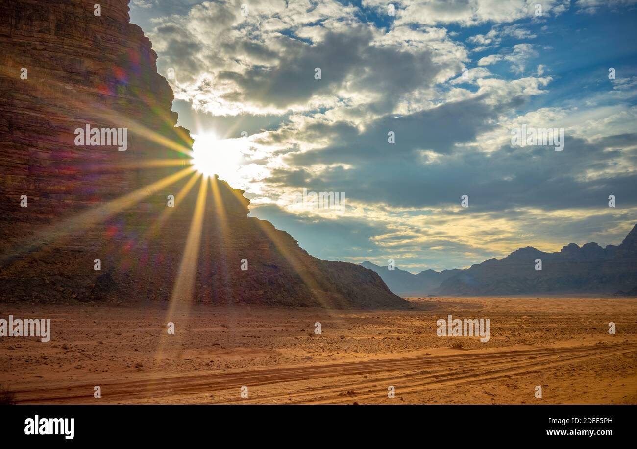 Strada panoramica di montagna al tramonto a Wadi Rum Foto Stock