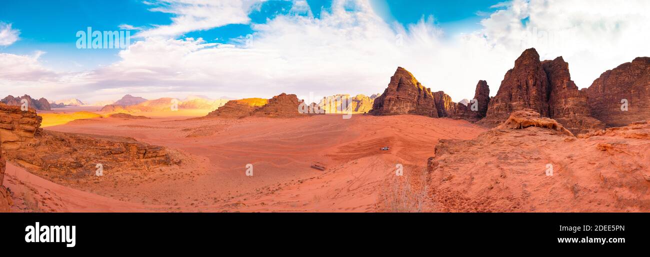 Vista panoramica sul deserto di sabbia rossa visto con un tramonto nuvoloso a Wadi Rum, Giordania Foto Stock