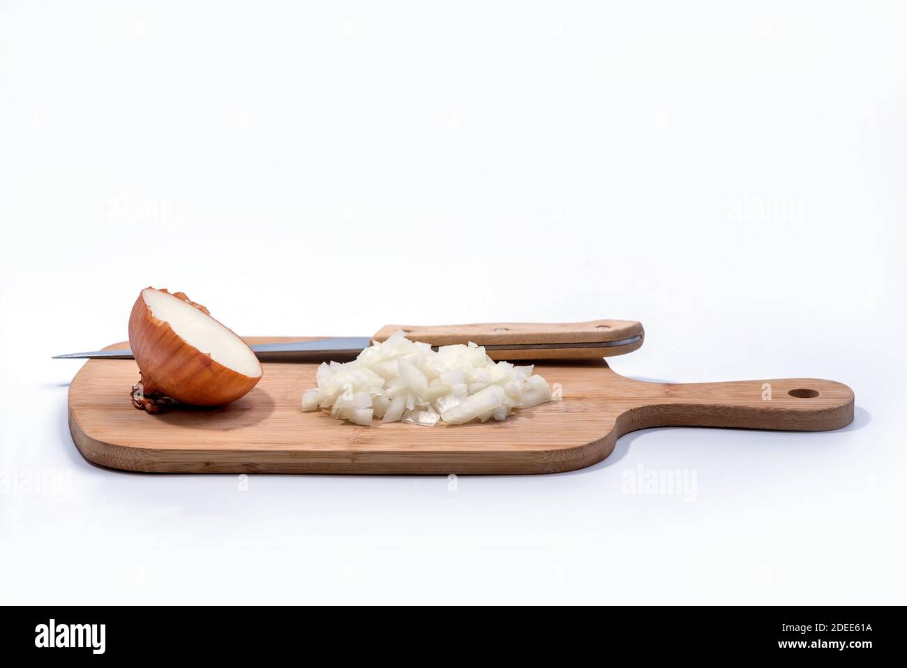 Tritato e mezza cipolla su un tagliere di legno isolato su sfondo bianco Foto Stock