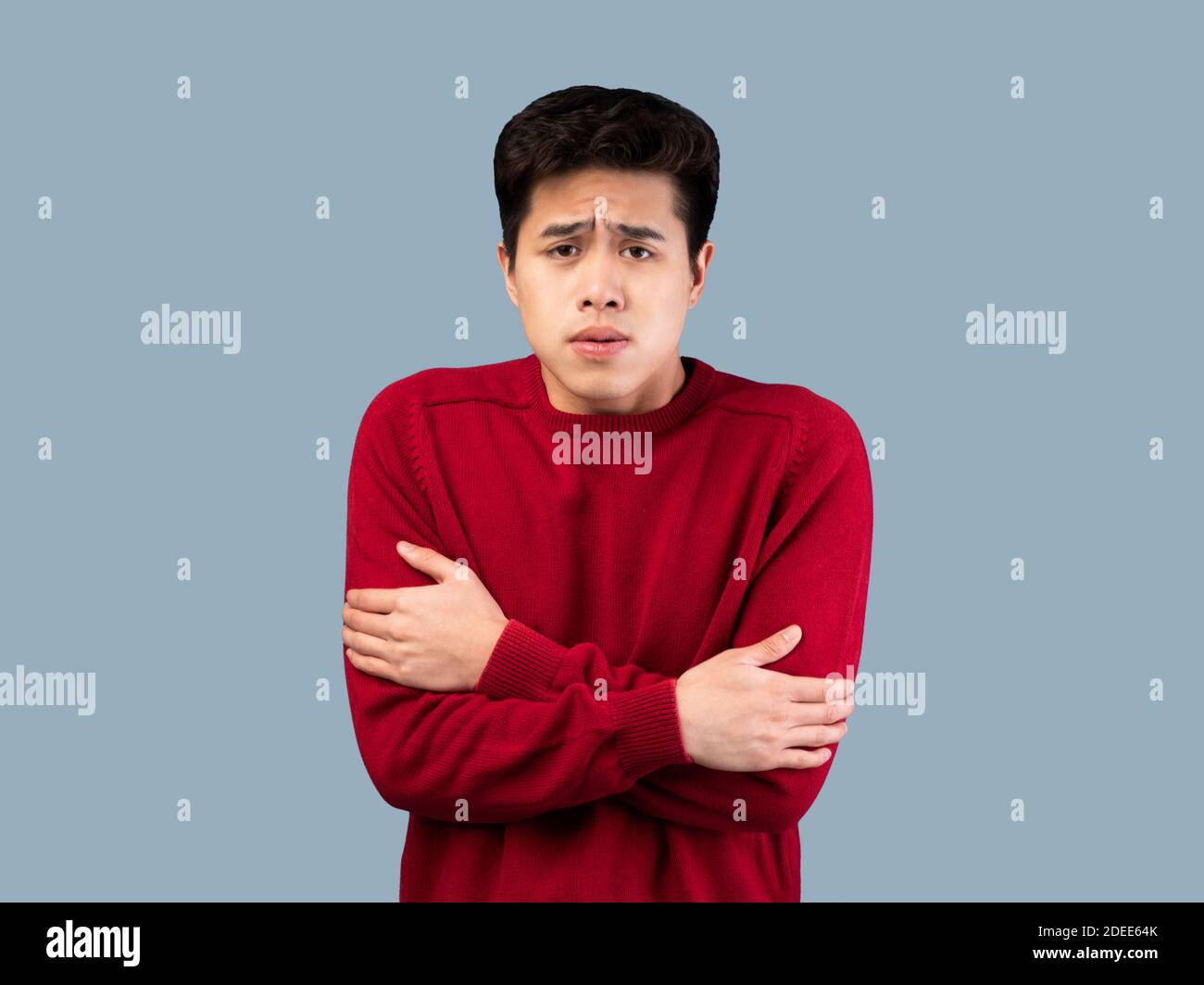 Ritratto dell'uomo asiatico tremante, tremante e freddo Foto Stock