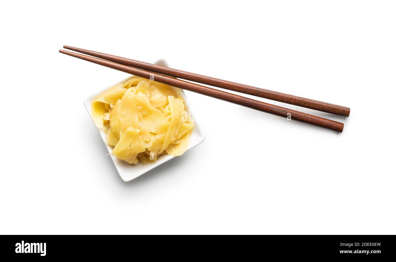 Decapare il sushi zenzero fette in un recipiente isolato su sfondo bianco. Foto Stock