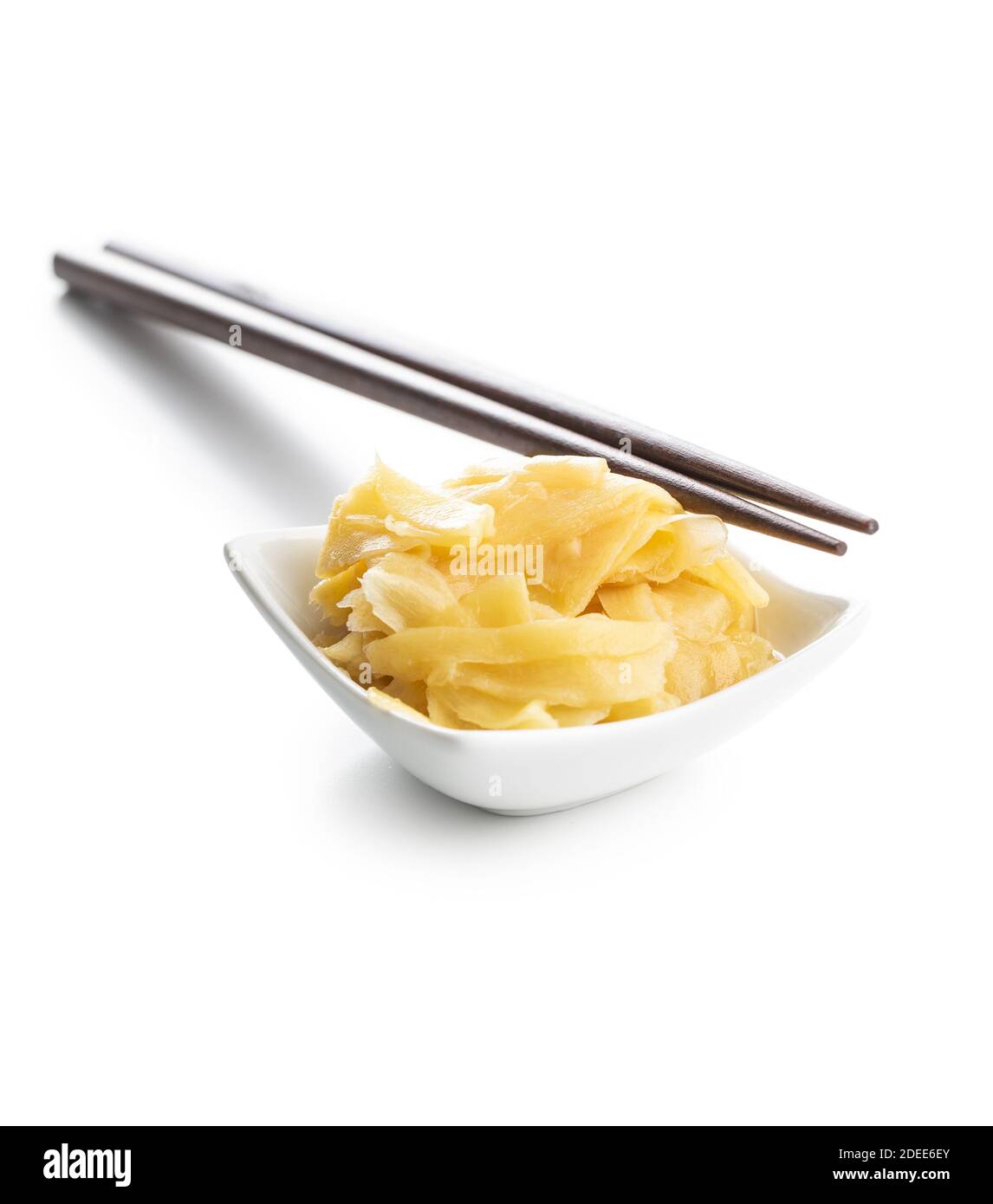 Decapare il sushi zenzero fette in un recipiente isolato su sfondo bianco. Foto Stock