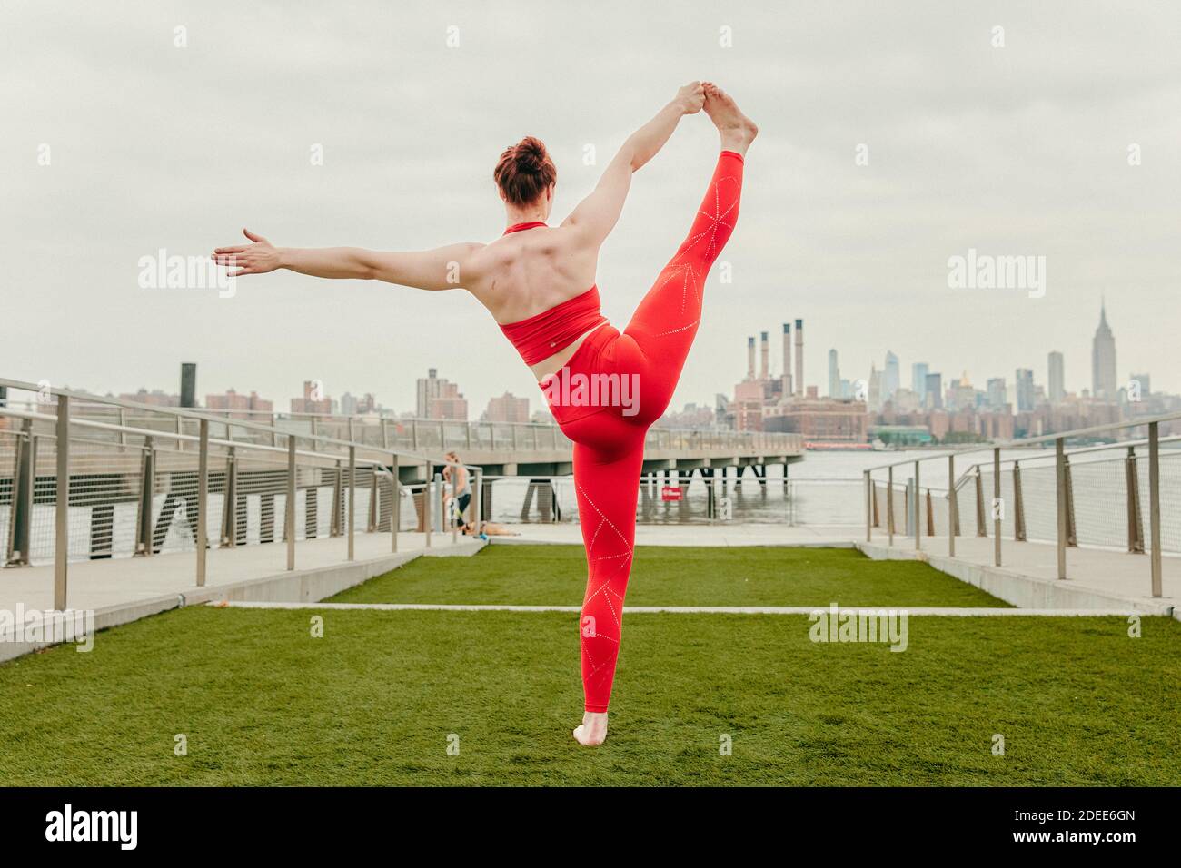Giovane atleta che si allunga sul lungomare a Brooklyn, New York. Foto Stock