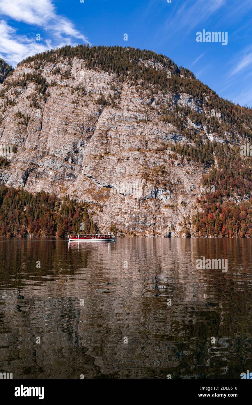 Imbarcazione da passeggeri in autunno sulla Königssee in Berchtesgadener Land, Baviera, Germania. Foto Stock