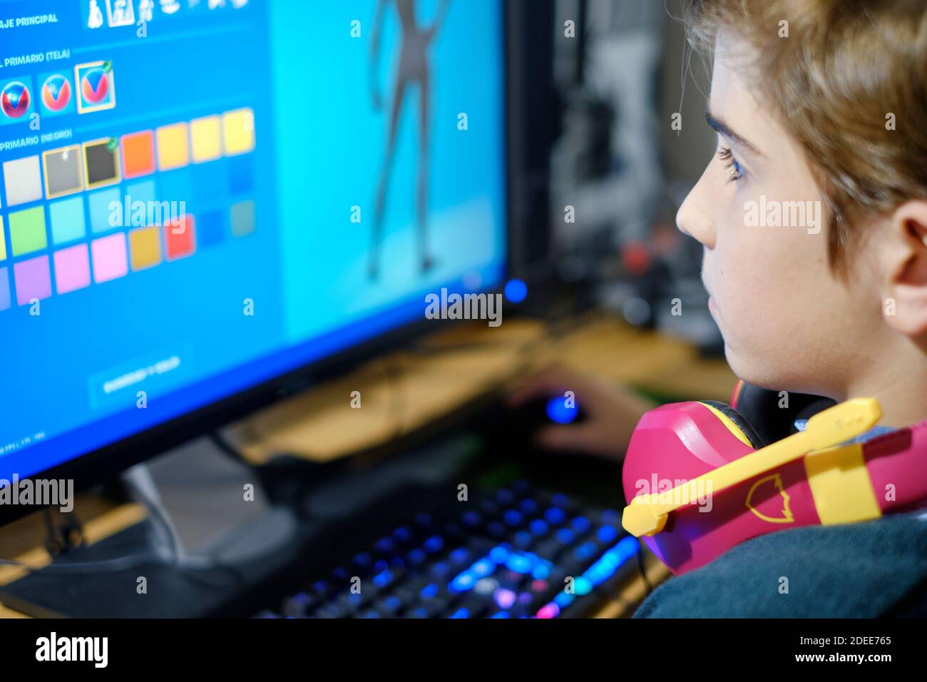 giovane uomo che gioca a giochi per computer on line Foto Stock