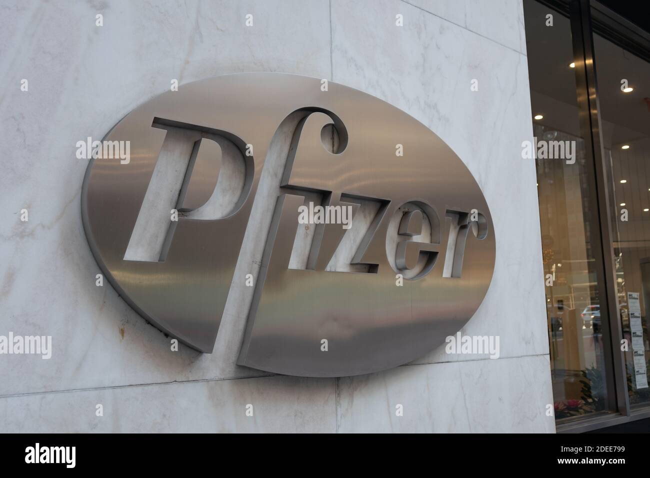 Logo Pfizer Pharmaceutical Company fuori dalla sede centrale mondiale di New Città di York Foto Stock