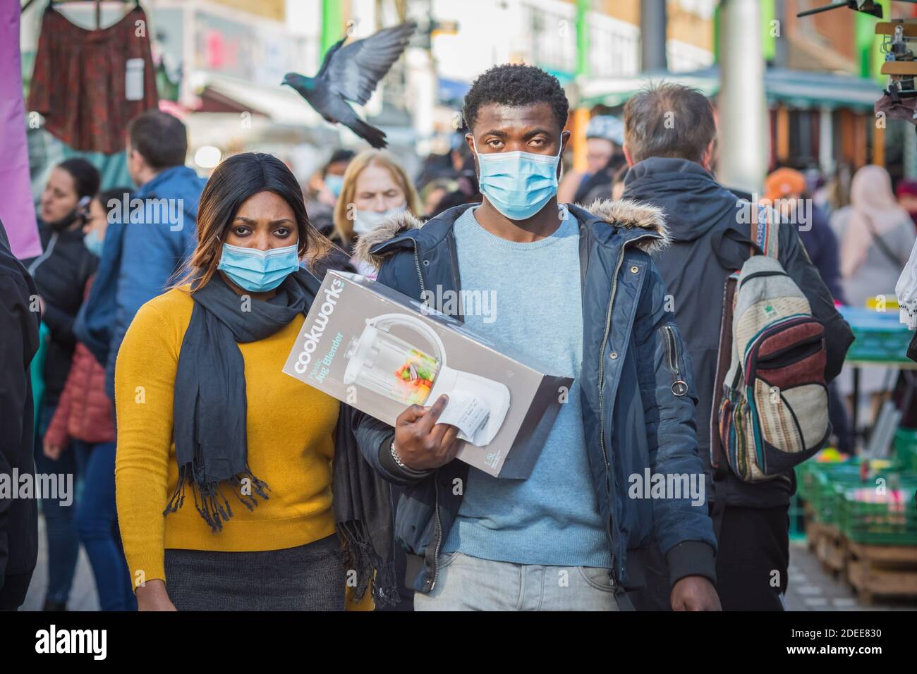 Londra, UK - 3 Novembre, 2020 - una coppia nera che indossa maschere mentre si acquista al mercato di Walthamstow Foto Stock