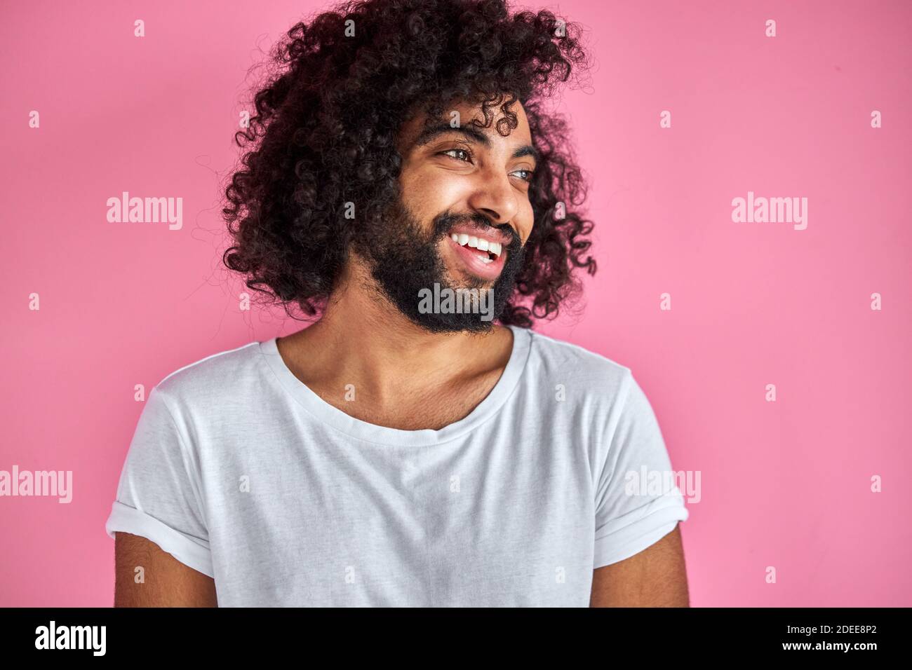 felice uomo allegro sorridente isolato in studio con sfondo rosa, arabo positivo ragazzo posa Foto Stock