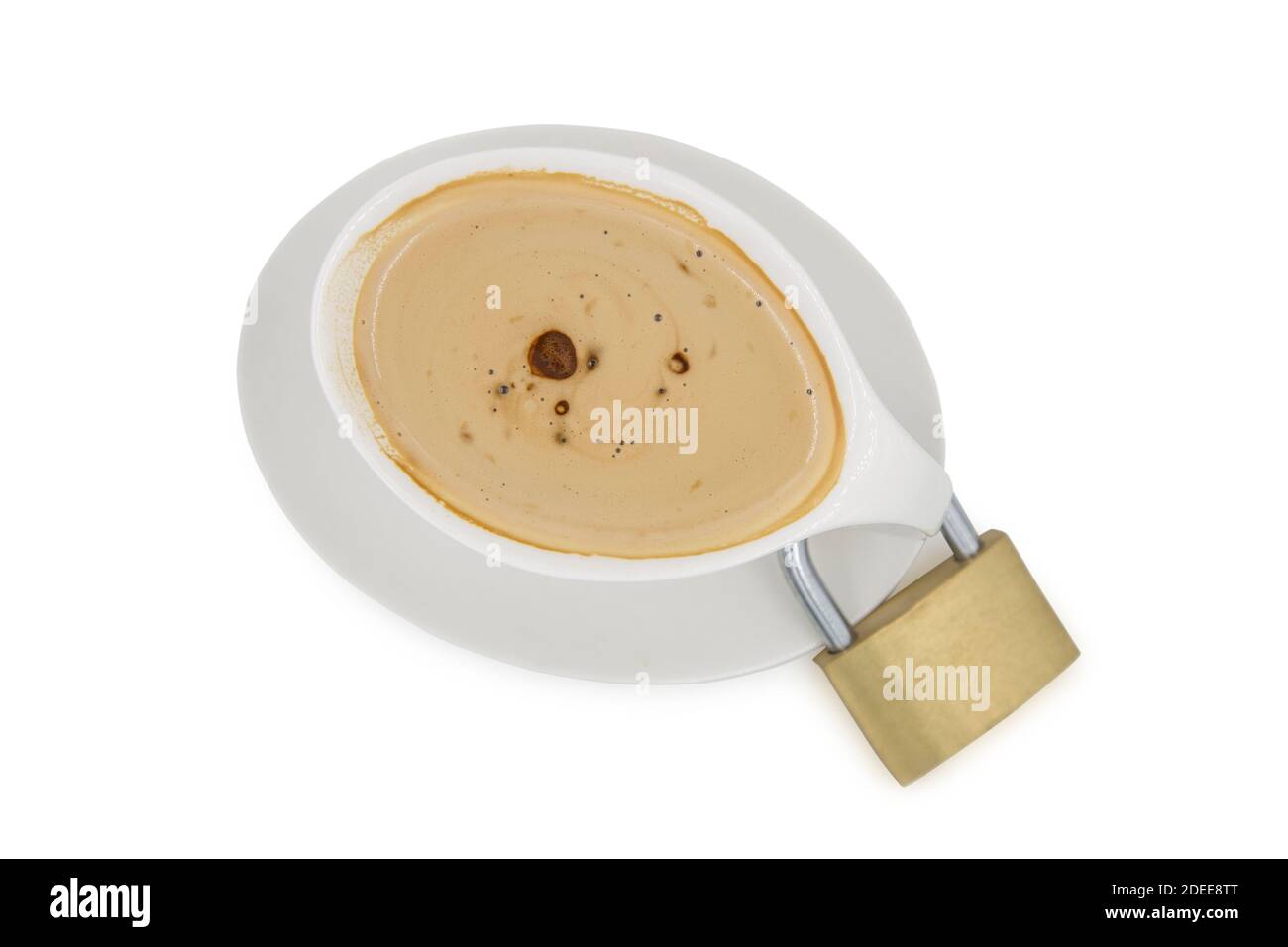 una tazza di caffè o cappuccino bloccato con un lucchetto durante il periodo del coronavirus, sopra la vista, scatto in studio Foto Stock