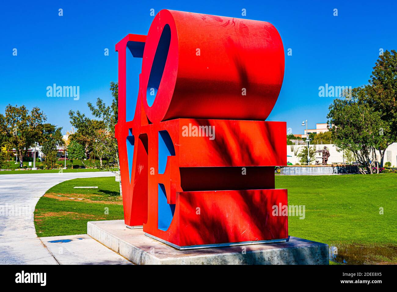 Un cielo limpido sulla scultura "Amore" da un lato Nel giardino delle sculture di Scottsdale Civic Center in Arizona Foto Stock