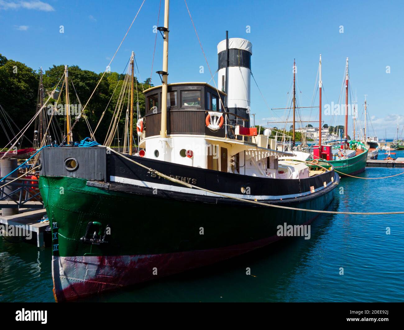 Barche nel museo marittimo le Port Musee nel porto di Port Rhu a Douarnenez Finisterre Bretagna nord-ovest Francia. Foto Stock