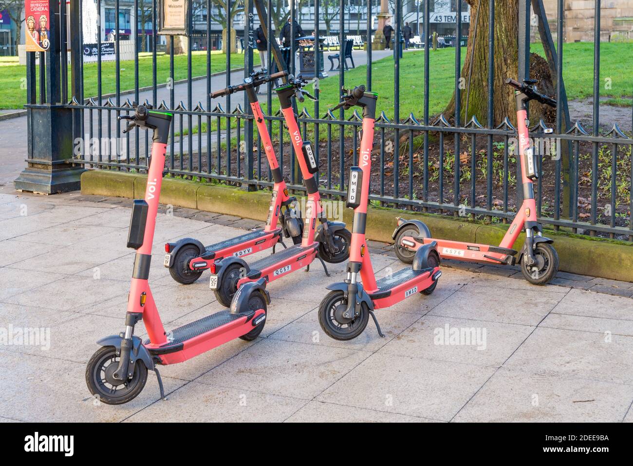 Voi. Scooter elettrici a noleggio a Colmore Row, nel quartiere commerciale di Birmingham, Birmingham, Regno Unito Foto Stock