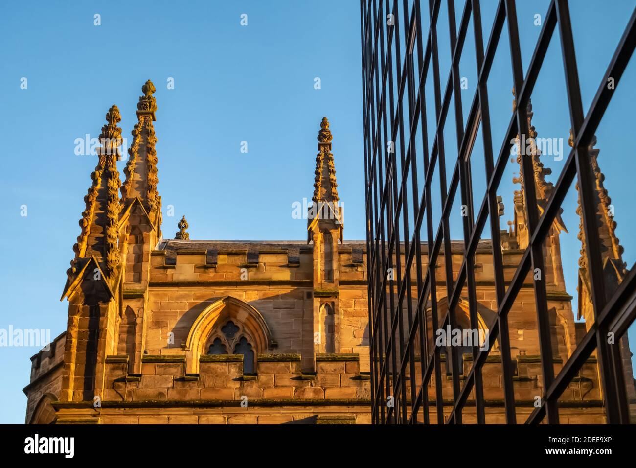 Glasgow, Scozia, Regno Unito. 30 novembre 2020. Regno Unito Meteo: Riflessioni su una facciata moderna. Credito: SKULLY/Alamy Live News Foto Stock