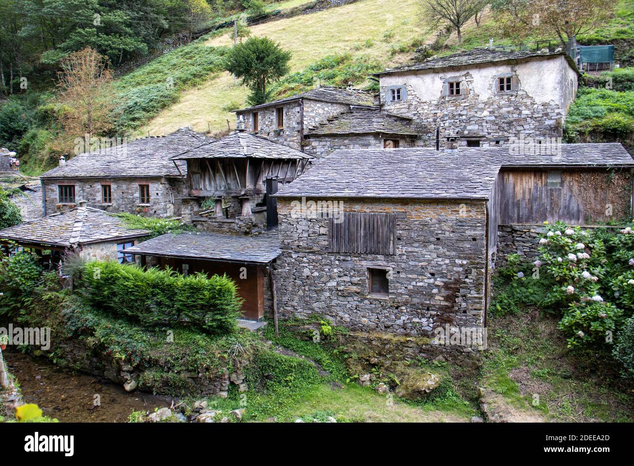 Un closeup di vecchie case in pietra nel vecchio villaggio di OS Teixois nelle Asturie, Spagna Foto Stock