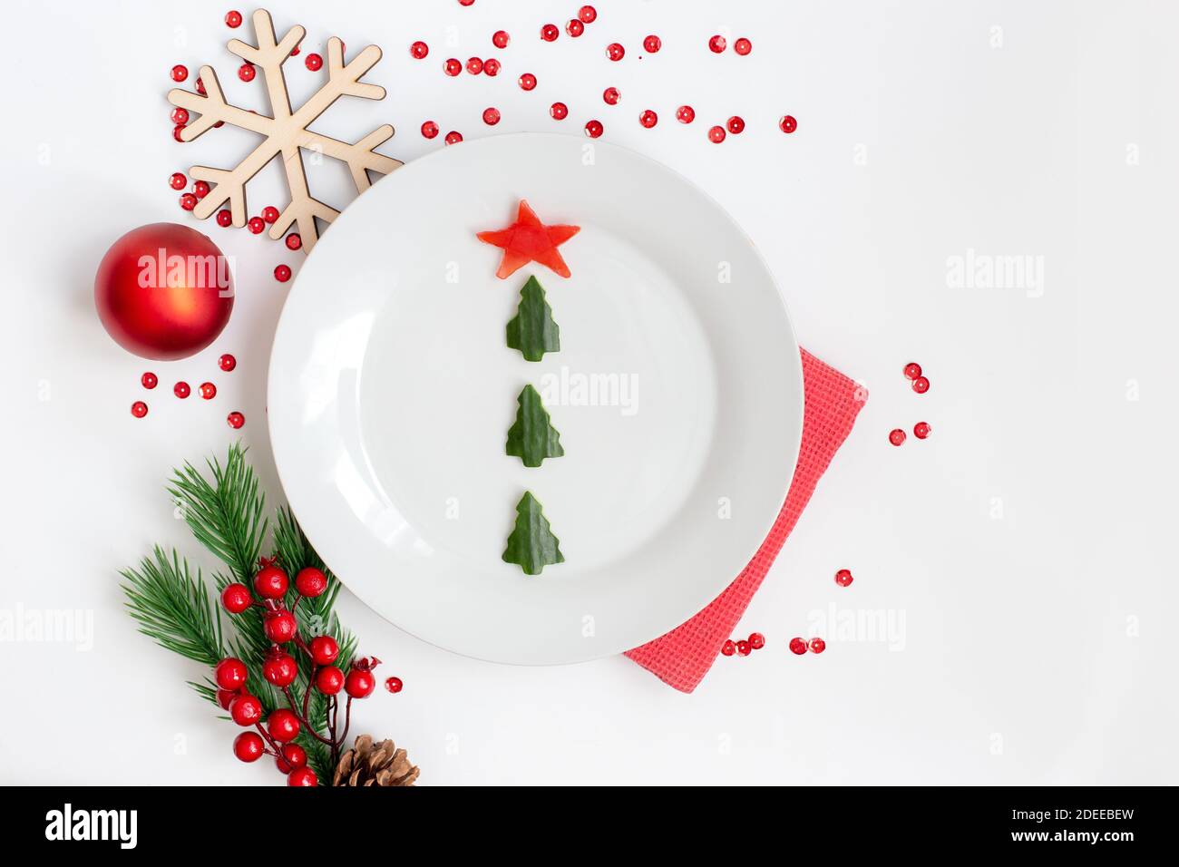 Un piatto bianco con uno spuntino di cetriolo nella forma Di un albero di Natale Foto Stock