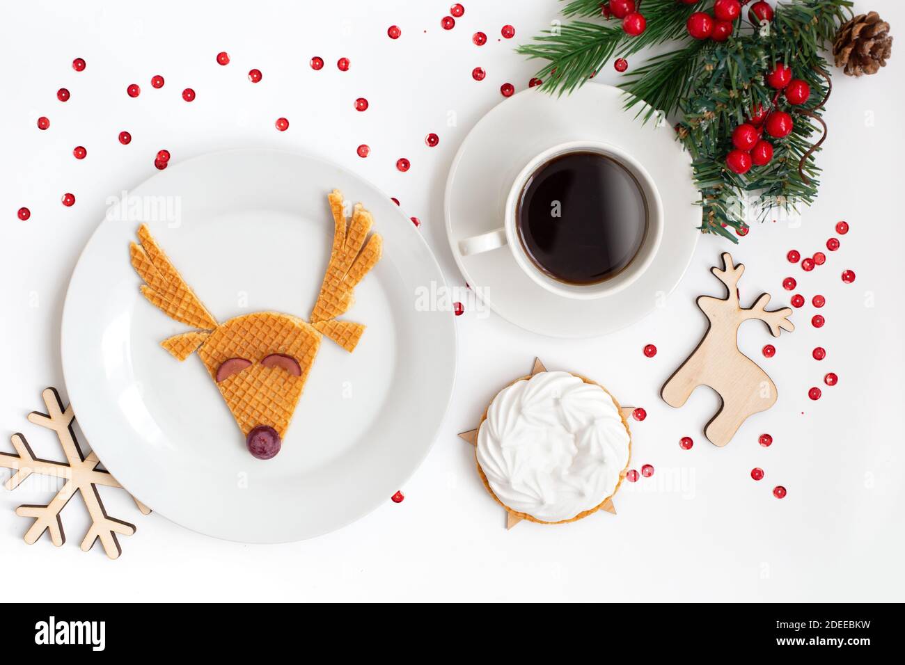 Piatto di Natale con un cervo con caffè a tazza. Vista dall'alto. Foto Stock