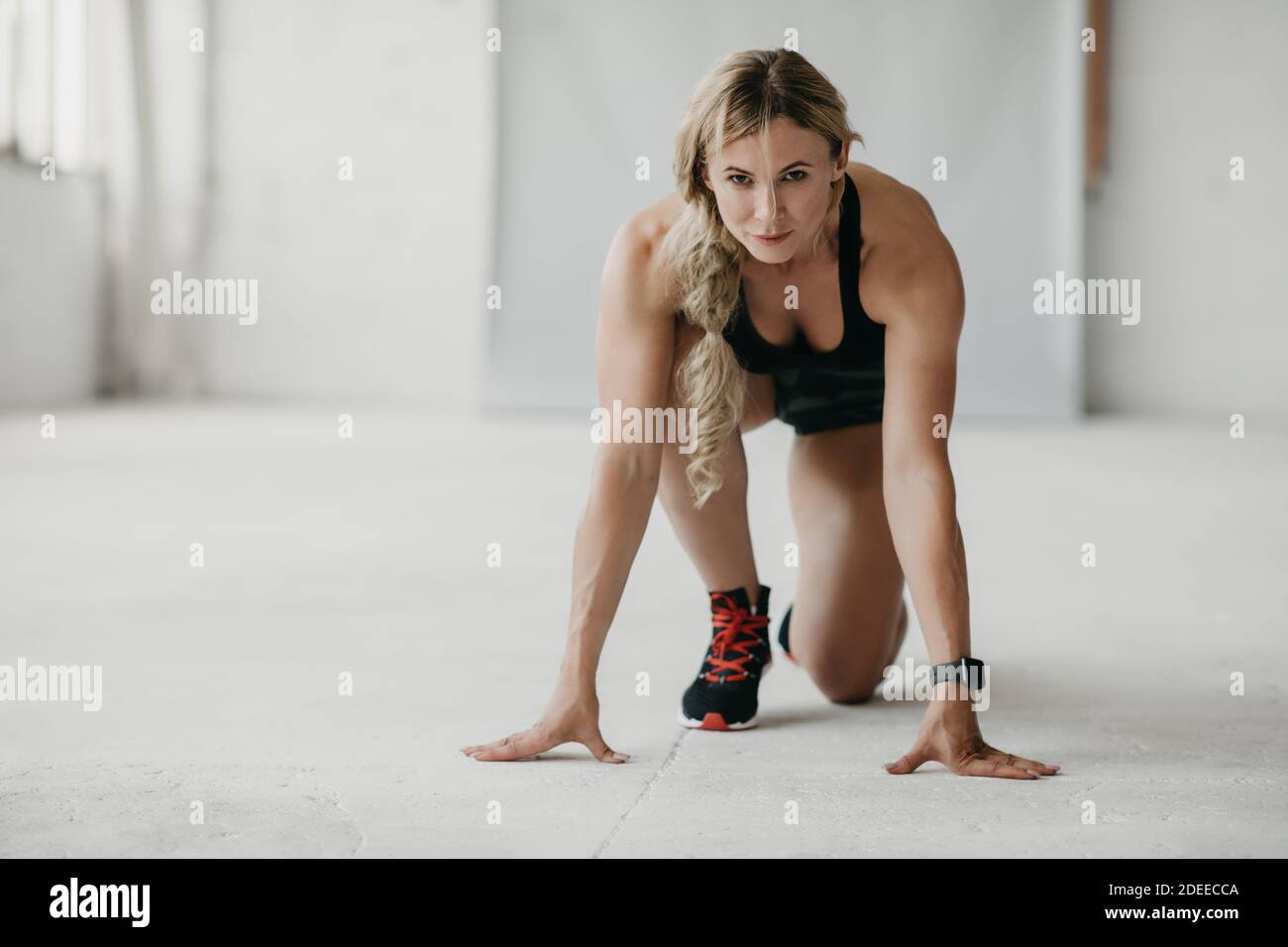 Cura del corpo in mezza età e inizia l'allenamento a casa o palestra Foto Stock