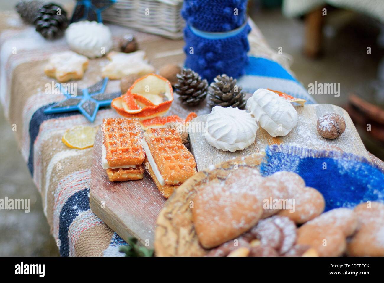 Arredamento tavola dolce blu d'inverno. Dolci, biscotti e marshmallows. Foto Stock