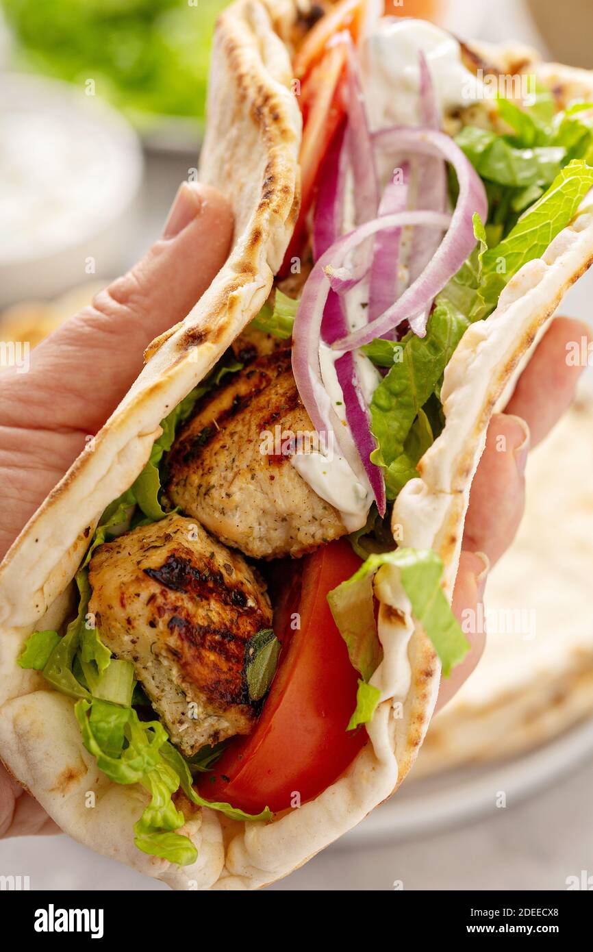 Souvlaki di pollo con verdure fresche su un pane piatto Foto Stock