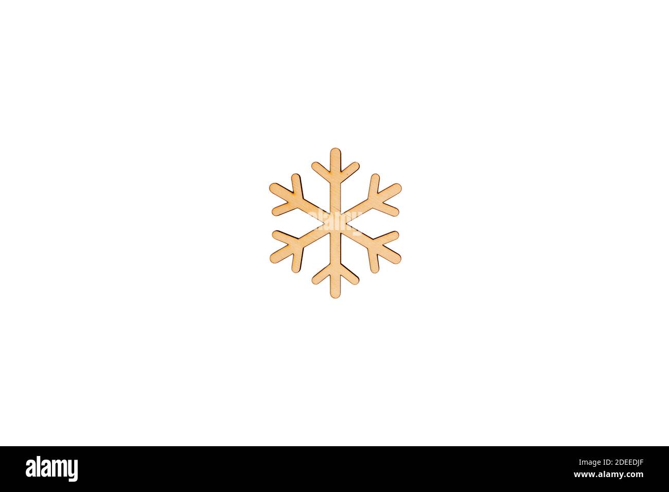 Forma piatta in legno di fiocco di neve su sfondo bianco isolato Foto Stock