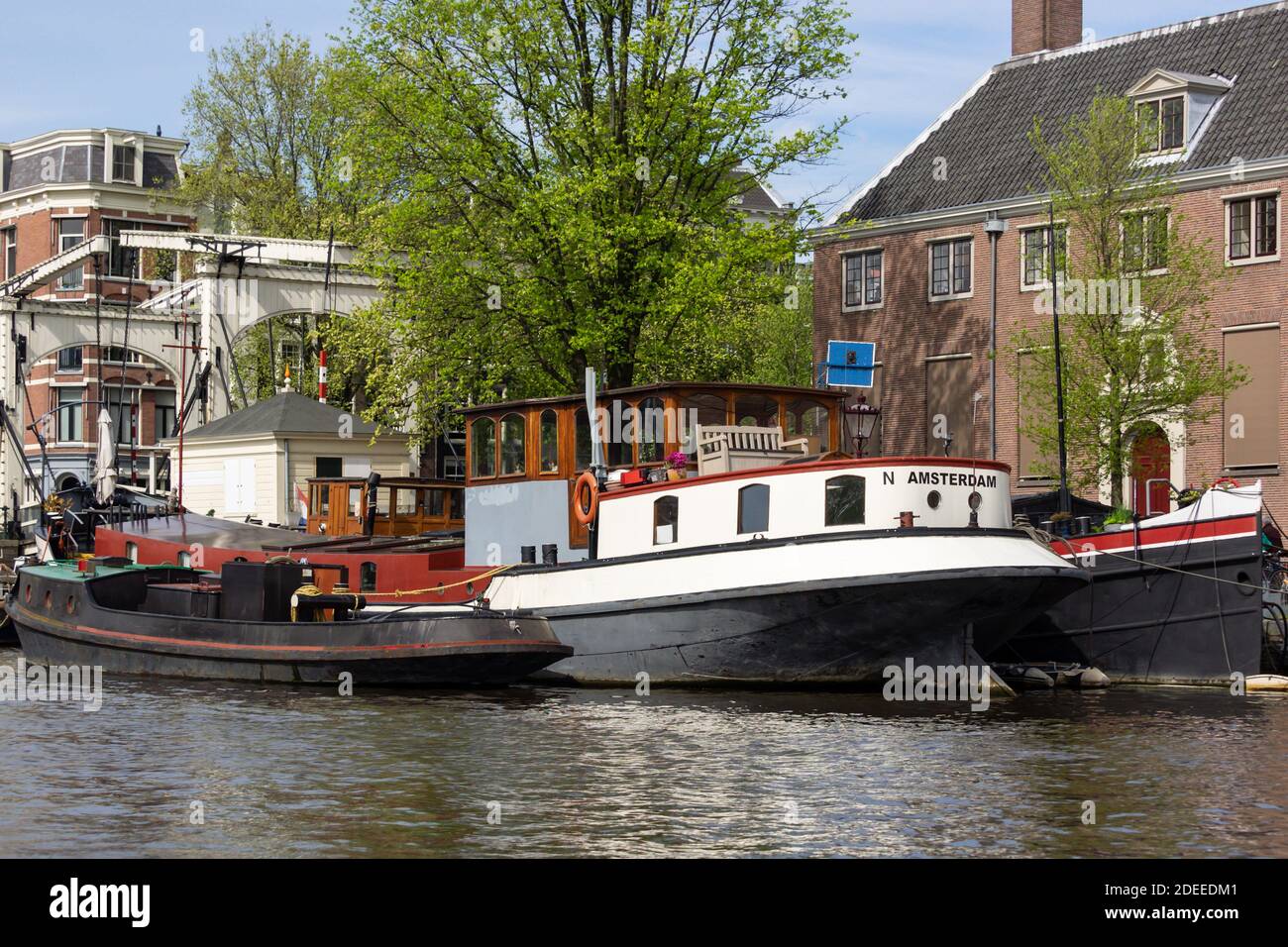 AMSTERDAM, PAESI BASSI - 01 MAGGIO 2018: Vista delle barche ormeggiate sul canale Nieuwe Herengracht Foto Stock
