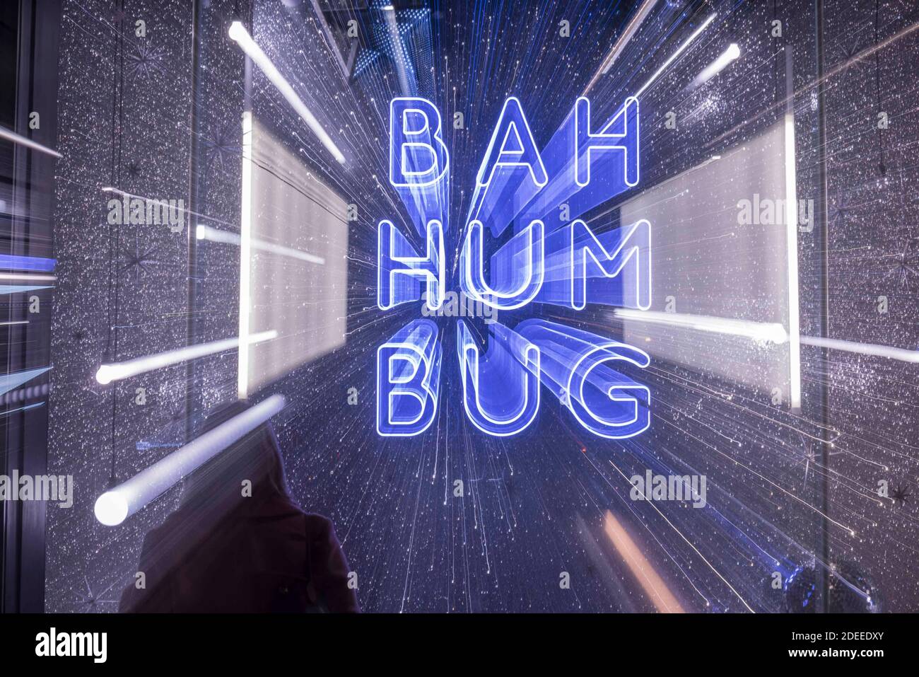 Edimburgo, Regno Unito. 30 novembre 2020 nella foto: Un acquirente guarda alla vetrina. Harvey Nichols, grande magazzino di Edimburgo, esprime le opinioni di molti con la sua vetrina, come Natale 2020 sarà ridotto. Credit: Notizie dal vivo su Rich Dyson/Alamy Foto Stock