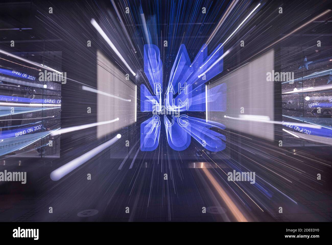 Edimburgo, Regno Unito. 30 novembre 2020 nella foto: Harvey Nichols, il grande magazzino di Edimburgo, esprime il punto di vista di molti con la sua vetrina, come Natale 2020 sarà ridotto. Credit: Notizie dal vivo su Rich Dyson/Alamy Foto Stock