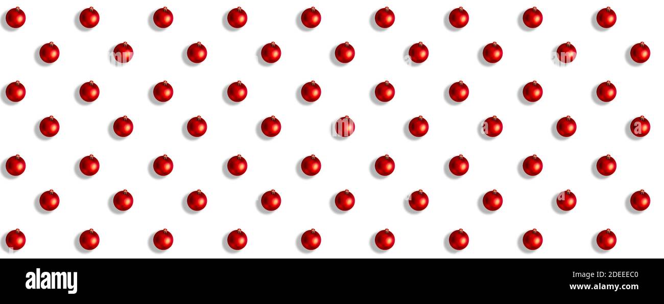 Modello ampio banner di palline di Natale rosse su sfondo bianco. Disposizione piatta Foto Stock