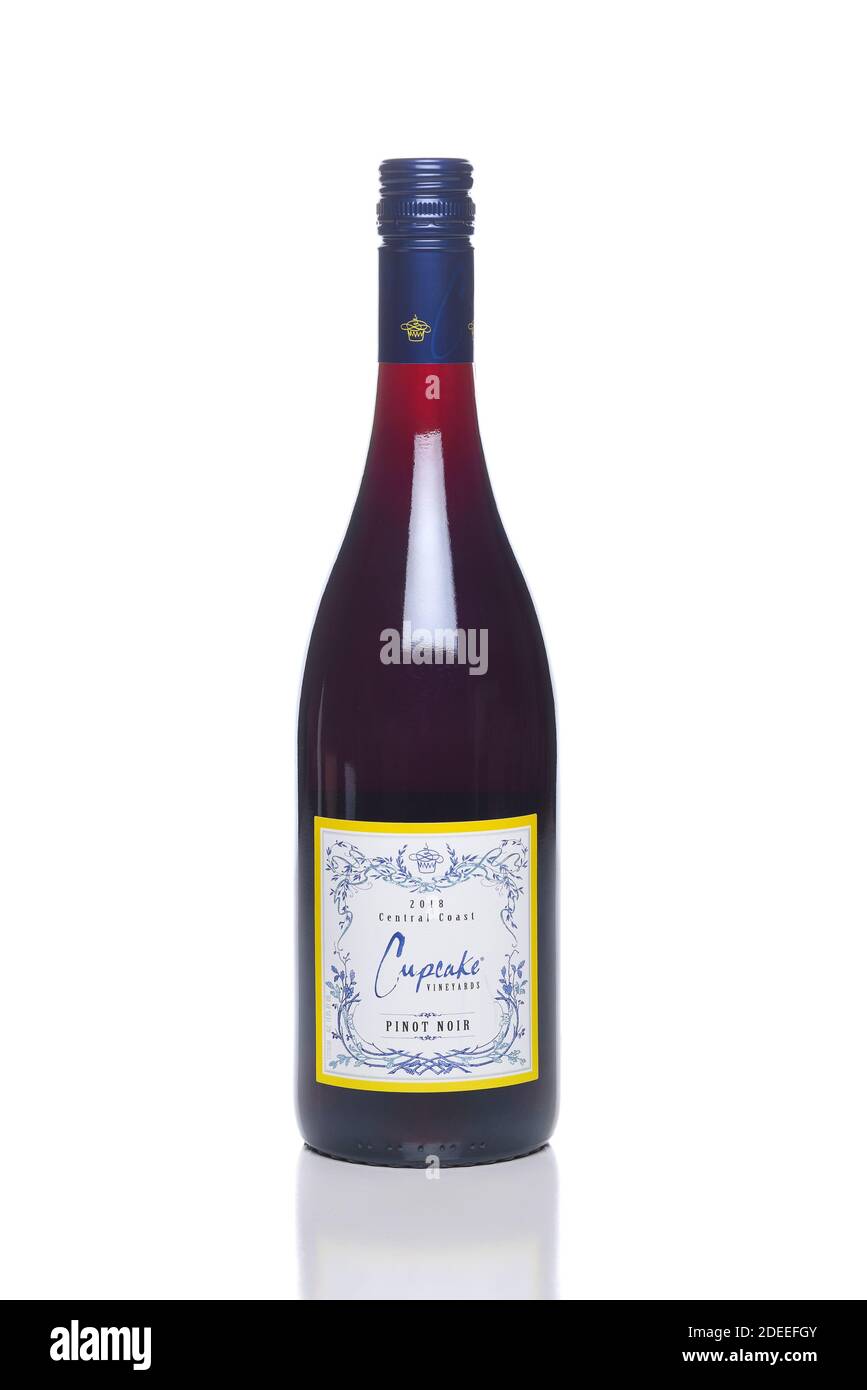 IRVINE, CALIFORNIA - 29 NOV 2020: Una bottiglia di vigneti Cupcake 2018 Central Coast Pinot Noir. Foto Stock