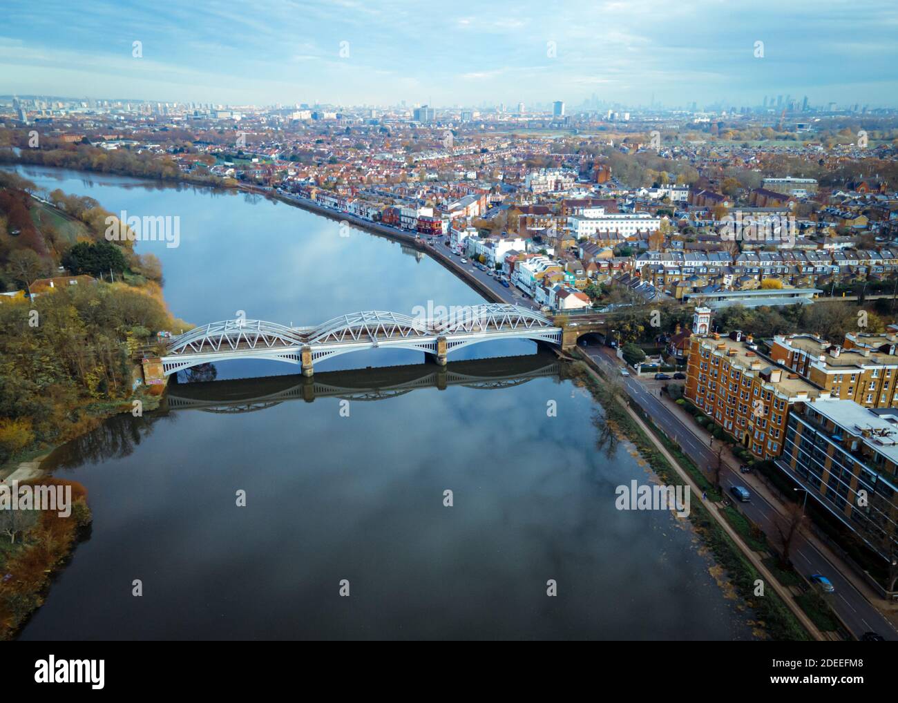 Londra - Vista aerea del Ponte di Barnes sul Tamigi Nel sud-ovest di Londra Foto Stock