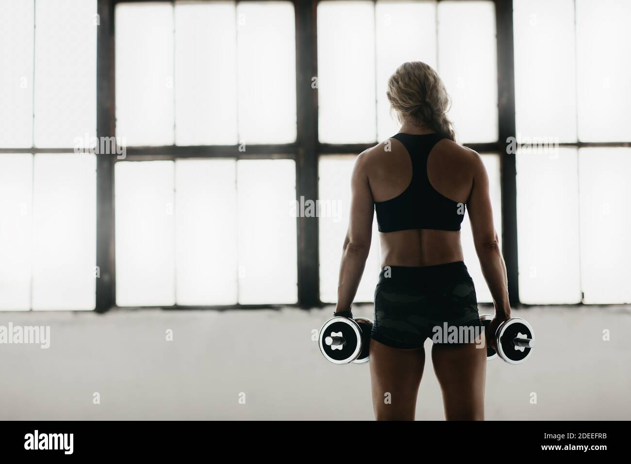 Allenamento di forza a casa o in palestra durante il blocco, l'auto-isolamento e pandemia Foto Stock