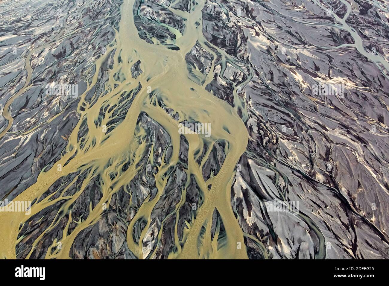 Vista aerea sul delta del fiume Markarfljot, pianura di sabbia, formata da sedimenti glaciali depositati dall'acqua di fusione all'esterno in estate, Islanda Foto Stock