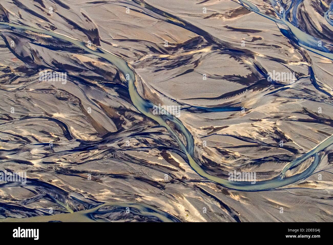 Vista aerea sul delta del fiume Markarfljot, pianura di sabbia, formata da sedimenti glaciali depositati dall'acqua di fusione all'esterno in estate, Islanda Foto Stock