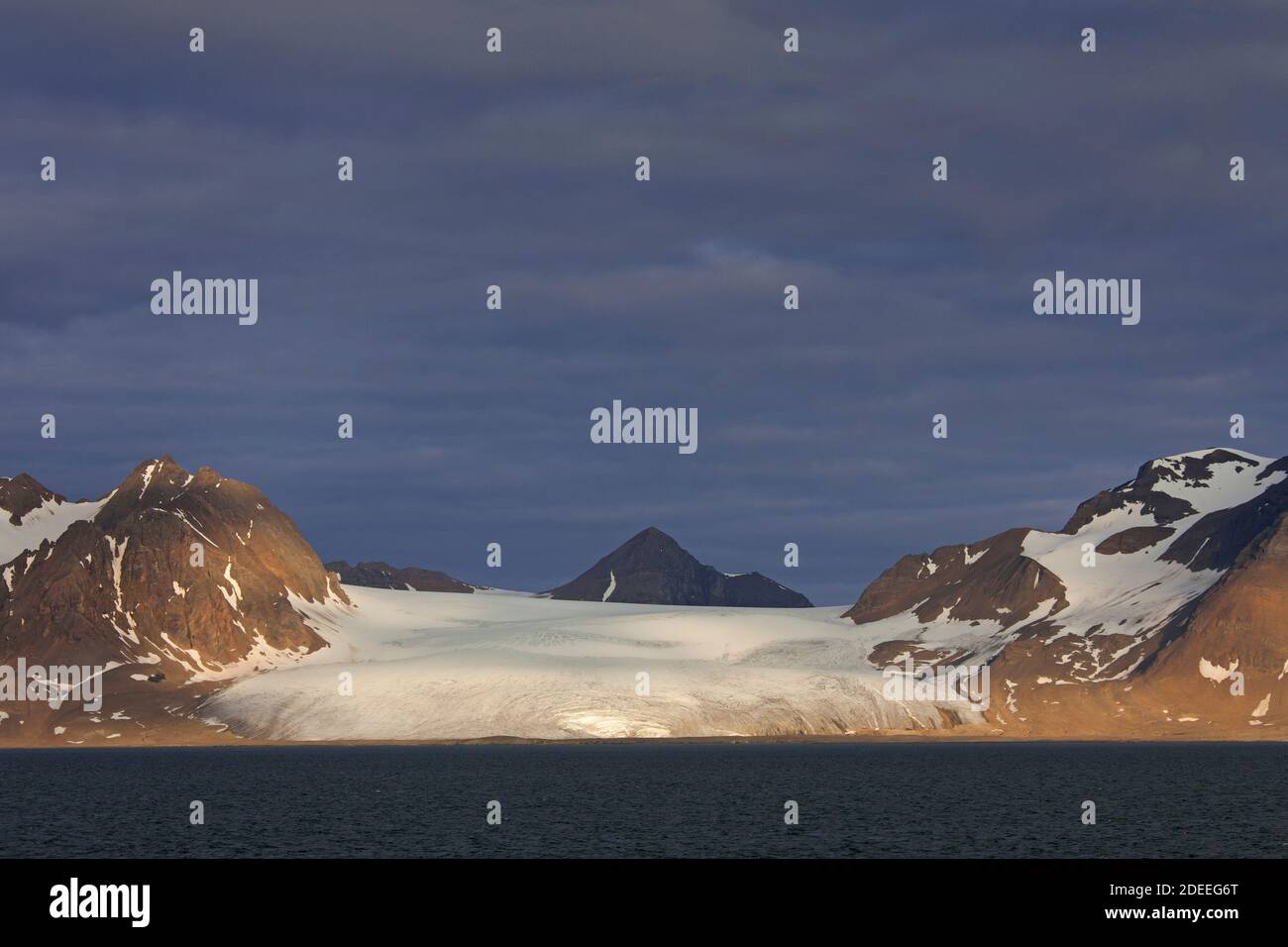 Montagne e ghiacciaio lungo la costa di Prins Karls Forland / Forlandet, isola al largo della costa occidentale di Oscar II Land, Svalbard / Spitsbergen, Norvegia Foto Stock