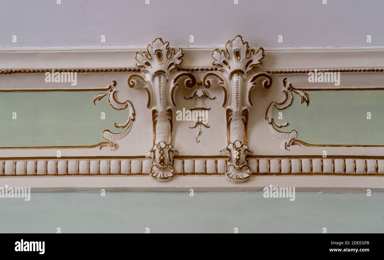 Decorazioni antiche sul soffitto in stile neogotico degli interni del Castello Foto Stock
