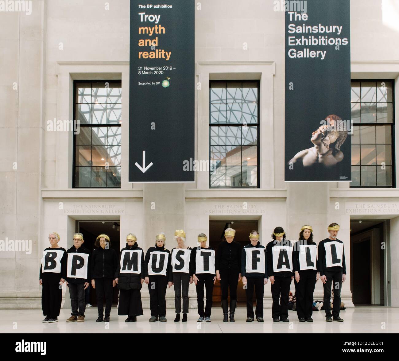 Londra, Regno Unito - 8 febbraio 2020: BP deve cadere, la ribellione estinzione protesta fuori dal British Museum contro la crisi climatica e colonialis Foto Stock