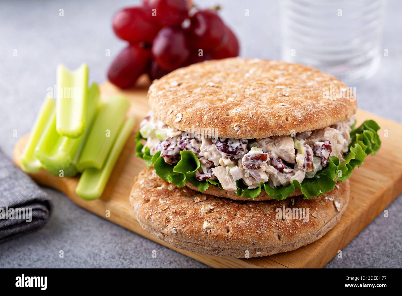 Panino con insalata di pollo su pane integrale Foto Stock