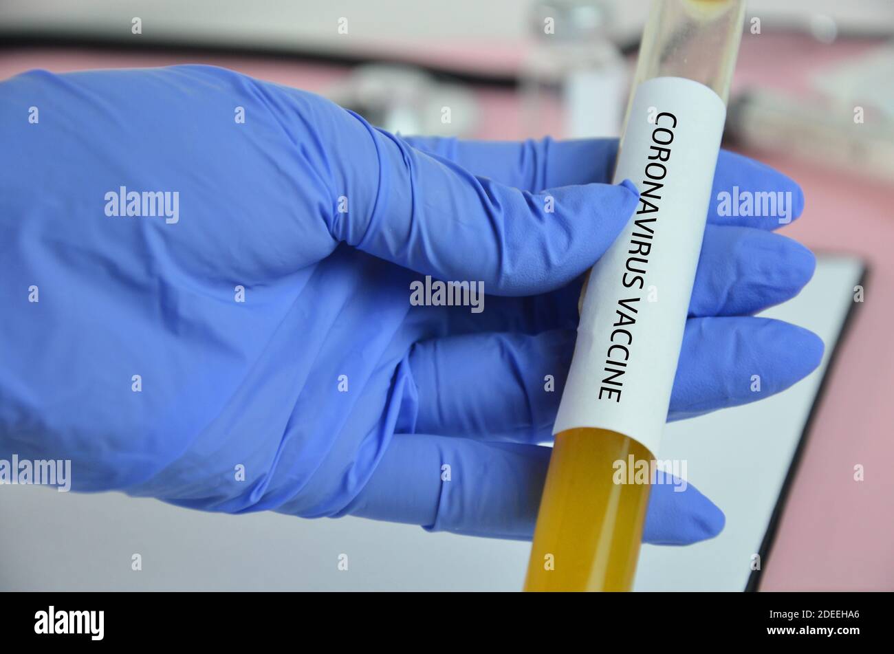 Medico, infermiere o scienziato mano in guanti blu nitrile che tengono vaccino contro l'influenza, morbillo, coronavirus COVID-19 shot per la vaccinazione del bambino e degli adulti, medicina Foto Stock