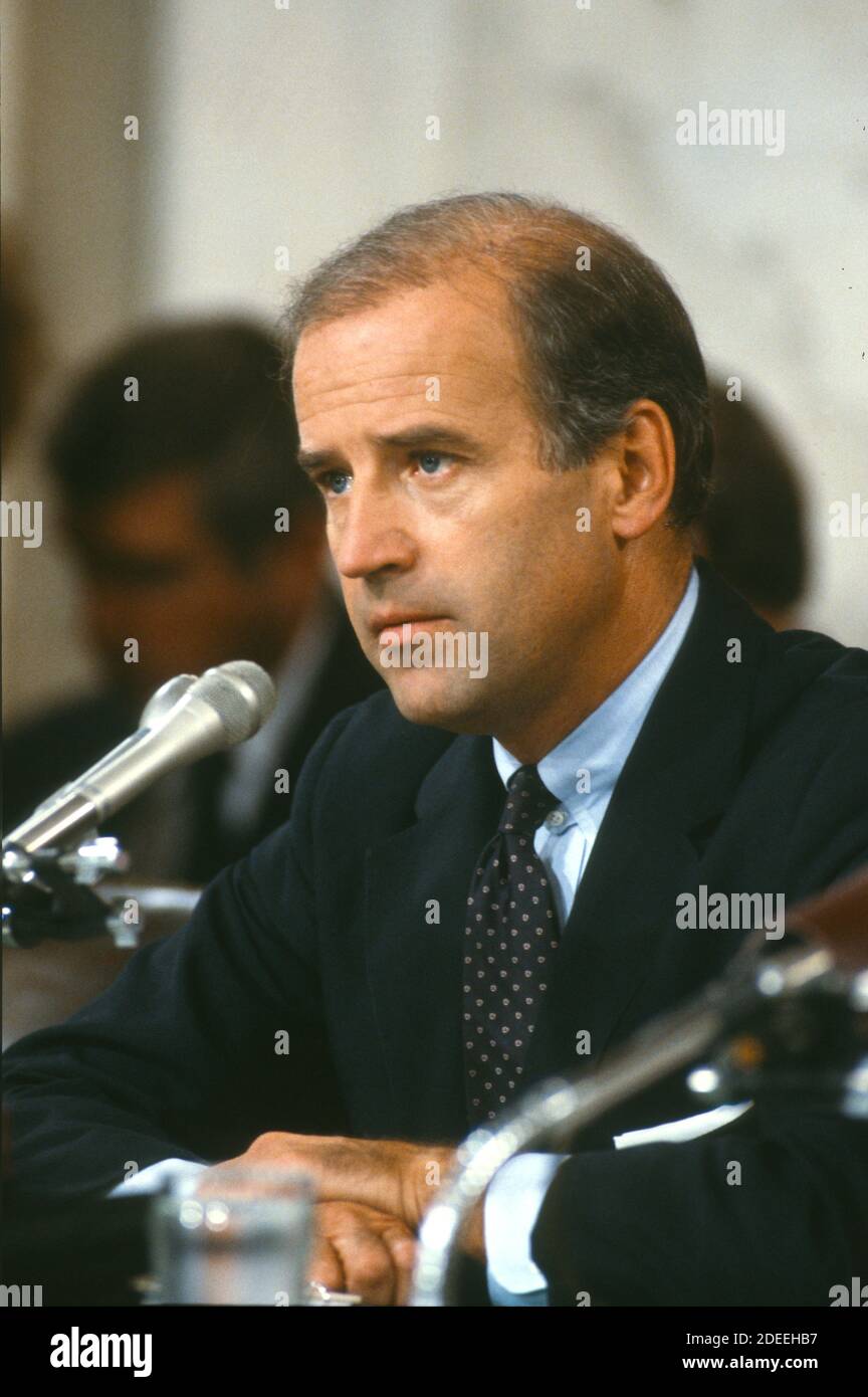 Il senatore degli Stati Uniti Joseph Biden (democratico del Delaware), presidente del Comitato giudiziario del Senato americano, ha rivolto domande al giudice Robert Bork, candidato del presidente americano Ronald Reagan in sostituzione della giustizia associata in pensione della Corte Suprema americana Lewis Powell, durante l’audizione per confermare Bork nella Sala dei Cauci del Senato americano a Washington, DC il 18 settembre 1987. Il presidente Reagan ha nominato Bork il 1 luglio 1987.Credit: Ron Sachs / CNP /MediaPunch Foto Stock