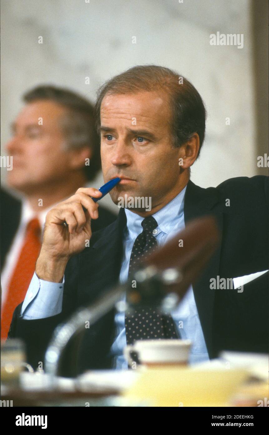 Il senatore degli Stati Uniti Joseph Biden (democratico del Delaware), presidente del Comitato giudiziario del Senato americano, ha rivolto domande al giudice Robert Bork, candidato del presidente americano Ronald Reagan in sostituzione della giustizia associata in pensione della Corte Suprema americana Lewis Powell, durante l’audizione per confermare Bork nella Sala dei Cauci del Senato americano a Washington, DC il 18 settembre 1987. Il presidente Reagan ha nominato Bork il 1 luglio 1987.Credit: Ron Sachs / CNP /MediaPunch Foto Stock